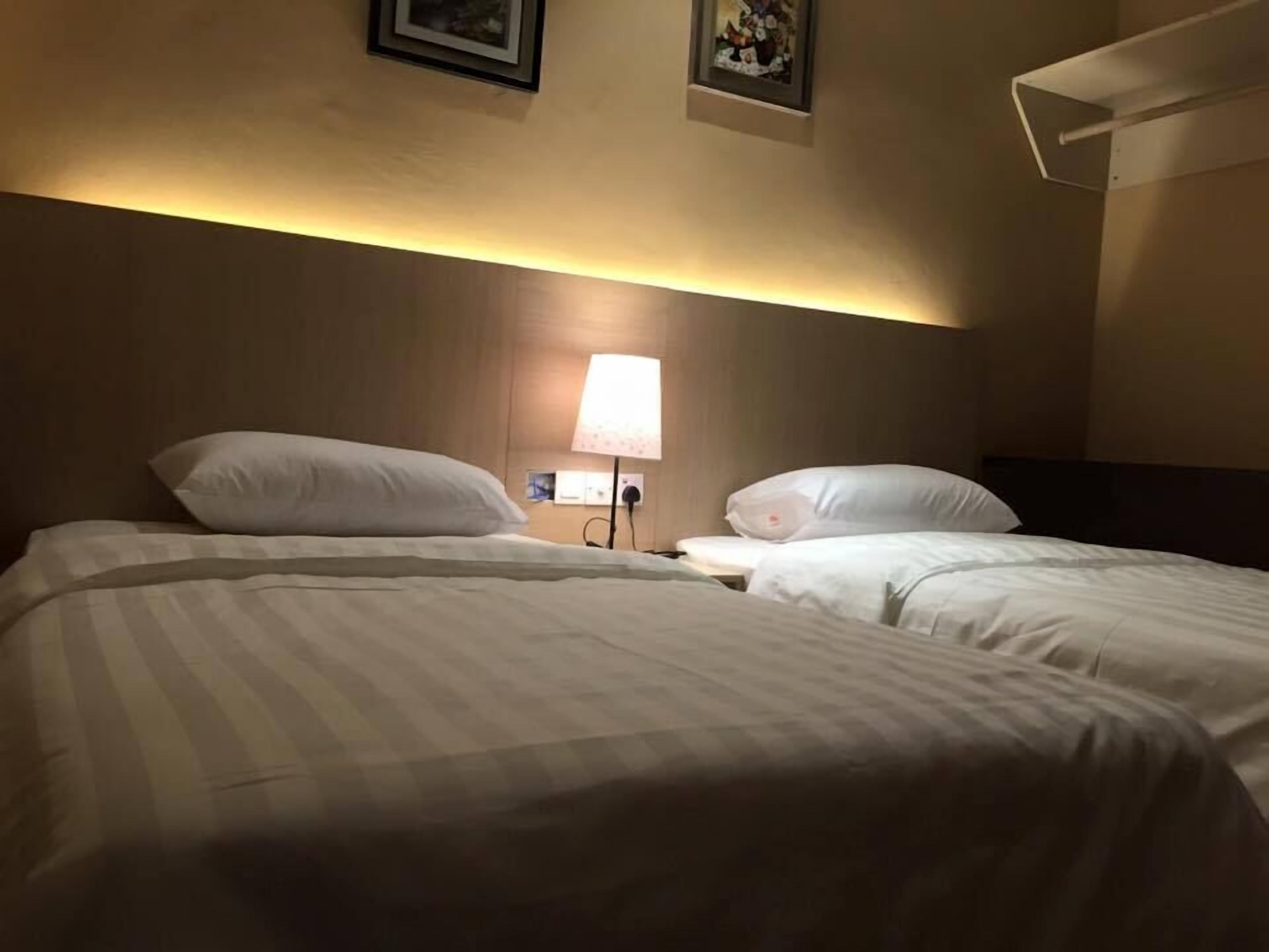 standard twin room | desk, iron/ironing board, free wifi