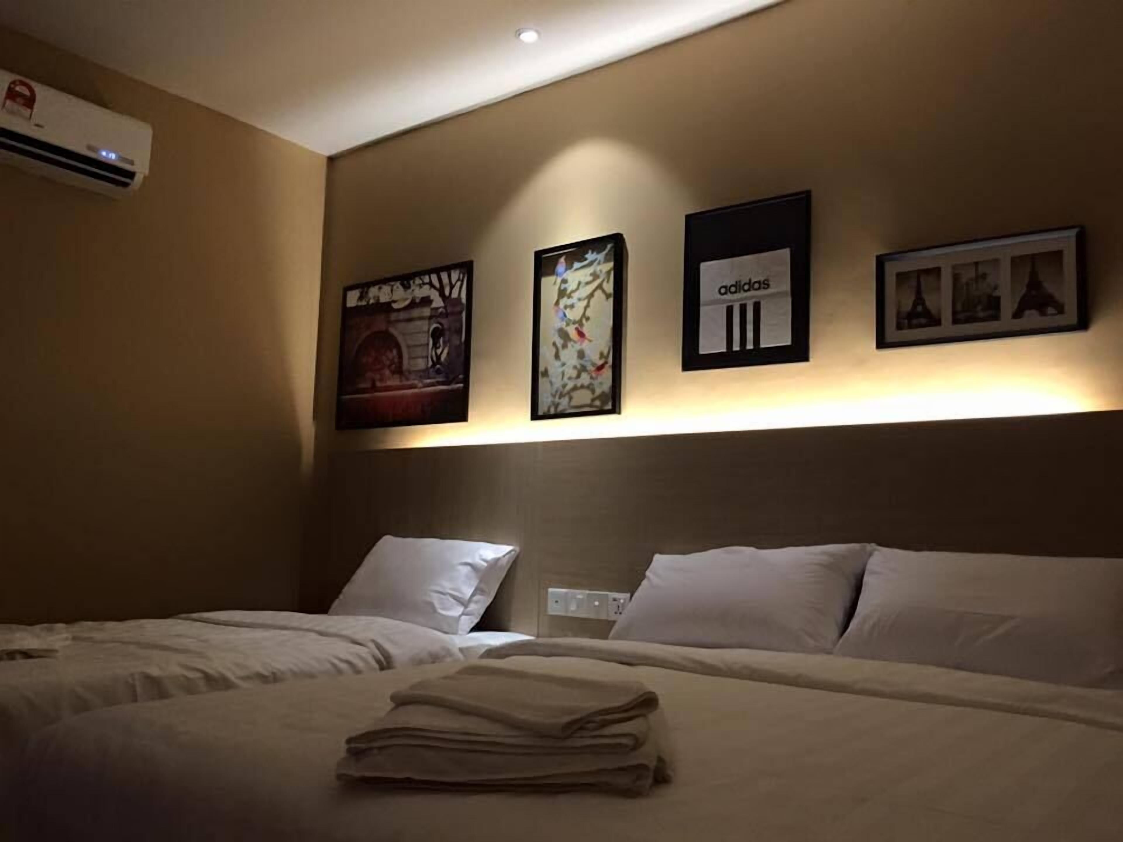 Family Room | Desk, iron/ironing board, free WiFi