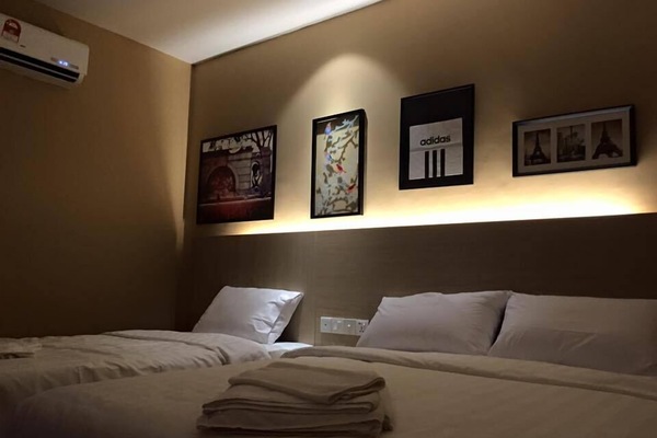 Family Room | Desk, iron/ironing board, free WiFi