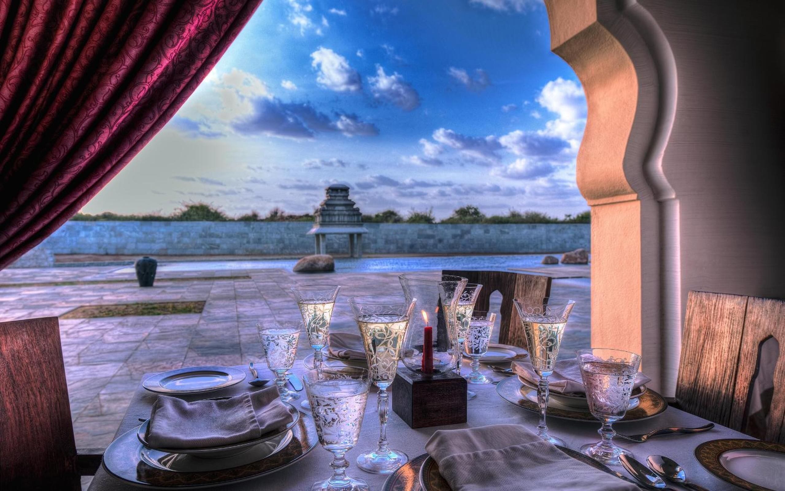 2 restaurants, international cuisine