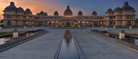 Fassade der Unterkunft – Abend/Nacht