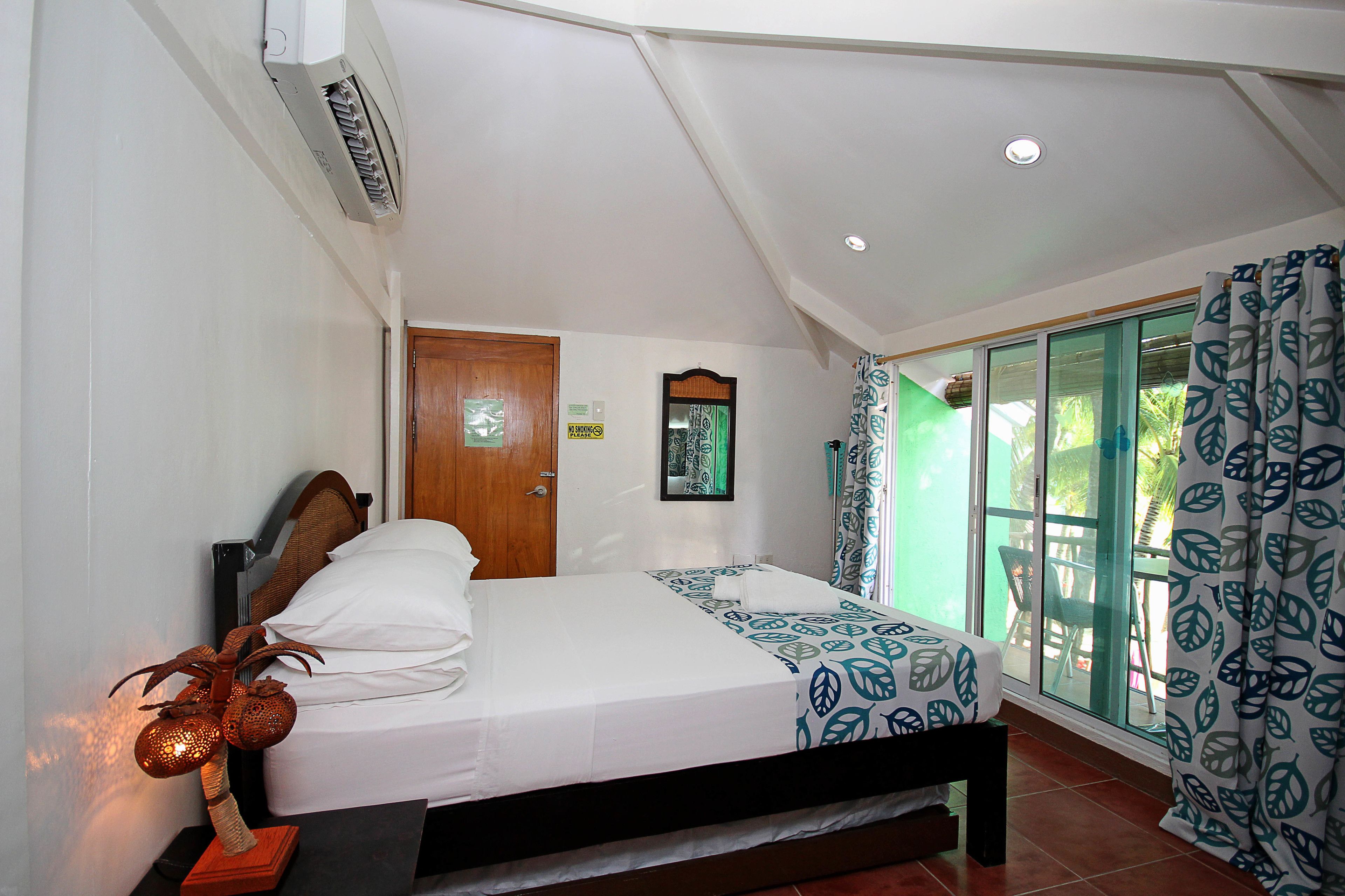 deluxe twin room | in-room safe, desk, free wifi, bed sheets