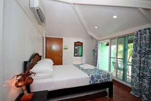 In-room safe, desk, free WiFi, bed sheets - Bluewaves Beach House (Boracay Island)