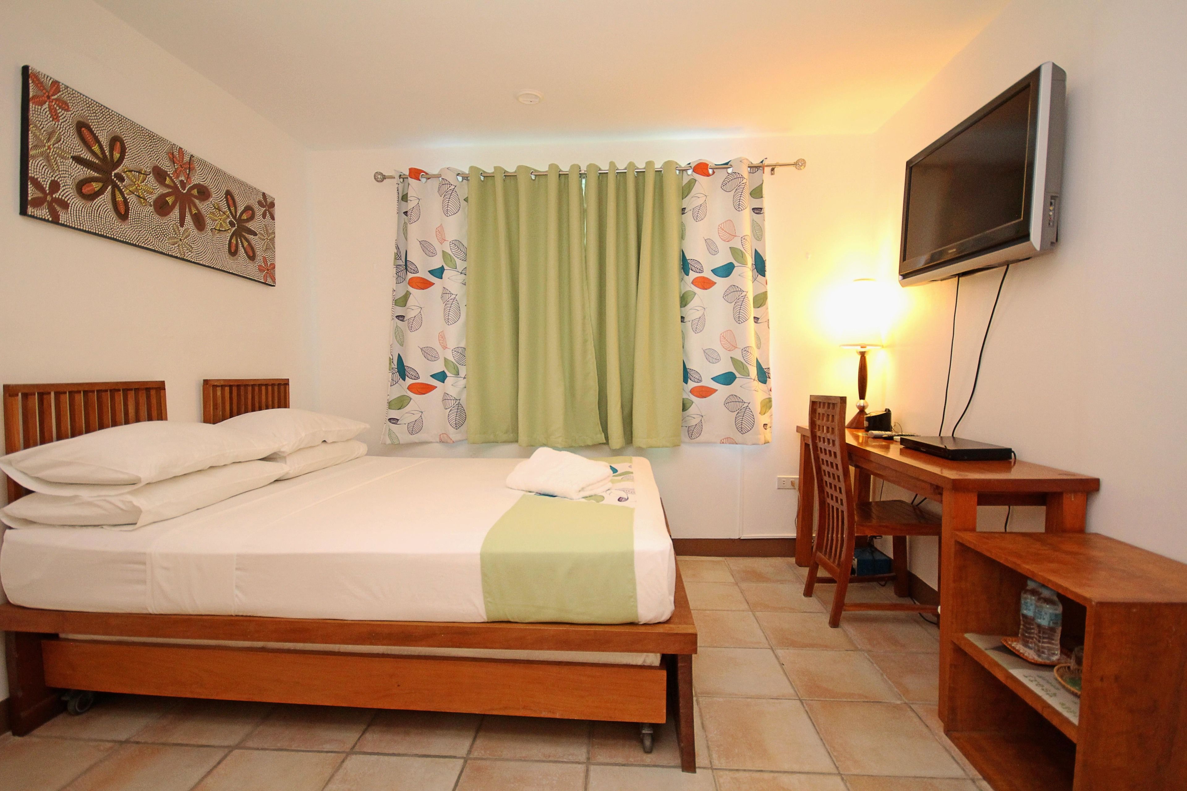 superior single room | in-room safe, desk, free wifi, bed sheets