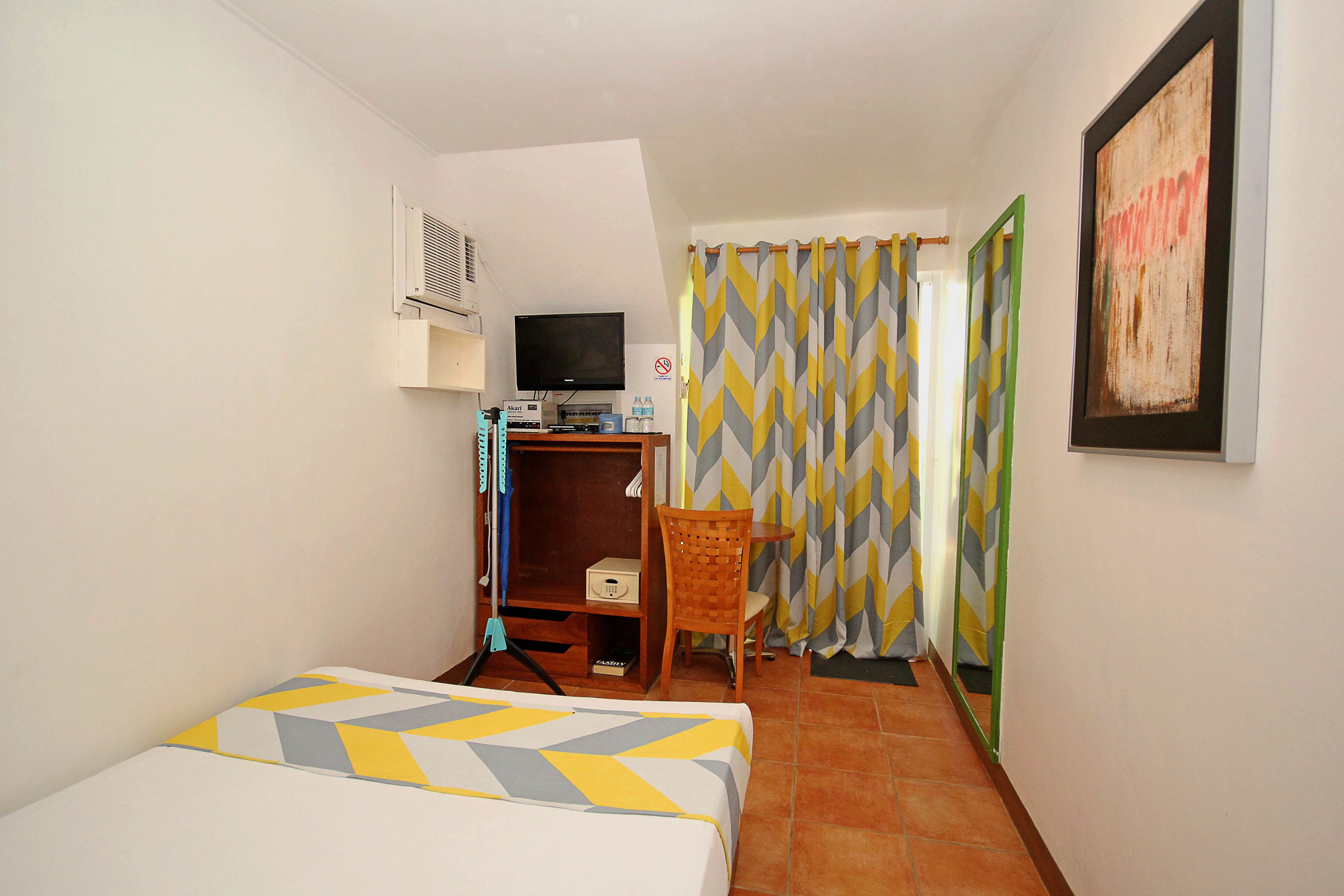 standard room | in-room safe, desk, free wifi, bed sheets