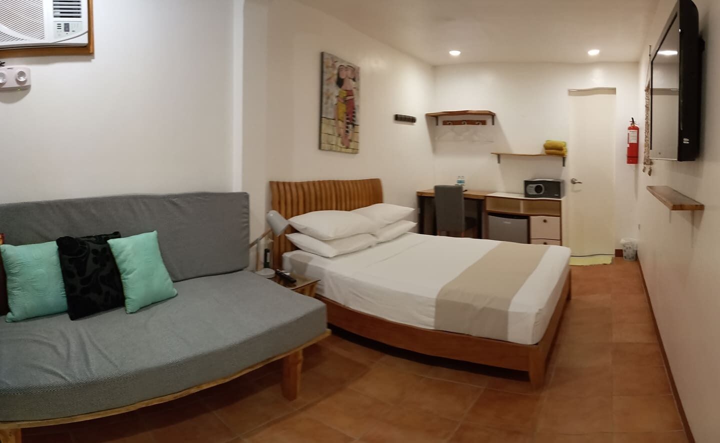 deluxe twin room | in-room safe, desk, free wifi, bed sheets