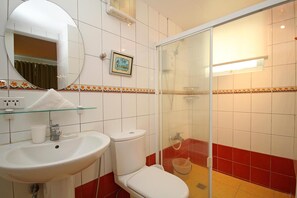 Shower, free toiletries, hair dryer, bidet - Bluewaves Beach House (Boracay Island)