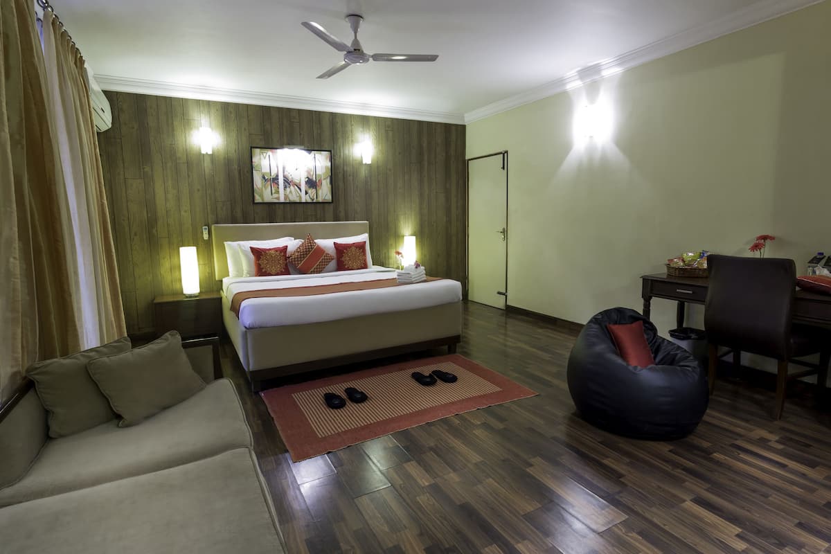Deluxe Room | Premium bedding, minibar, in-room safe, desk