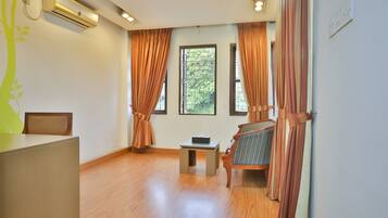 Desk, rollaway beds, free WiFi