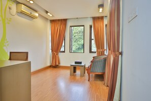 办公桌、折叠床/加床（额外收费）、免费 WiFi