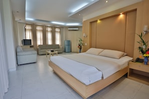 Royal Suite | Desk, rollaway beds, free WiFi - Foys Lake Resort (Chittagong)