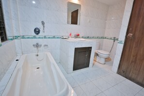 Douche, articles de toilette gratuits, serviettes fournies