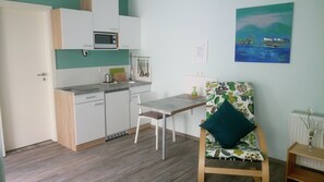 City Studio, Garden View | Private kitchen | Full-size fridge, microwave, stovetop, coffee/tea maker - ApartmentHotel Vollumen (Redwitz an der Rodach)