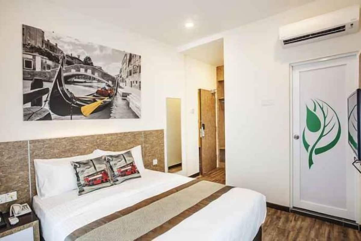 Premium bedding, iron/ironing board, free WiFi, bed sheets