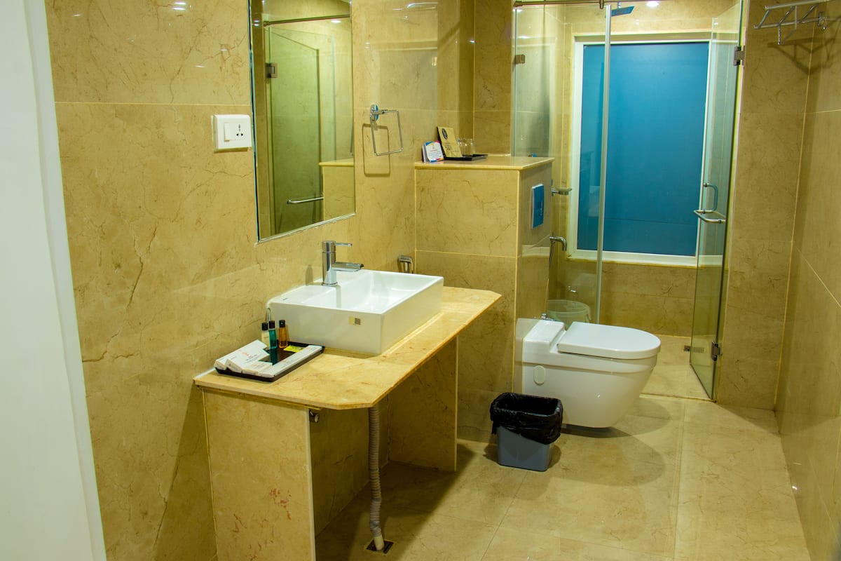 Shower, free toiletries, towels