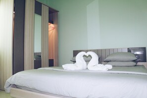 1 chambre, bureau, fer et planche à repasser, lits bébé (gratuits)