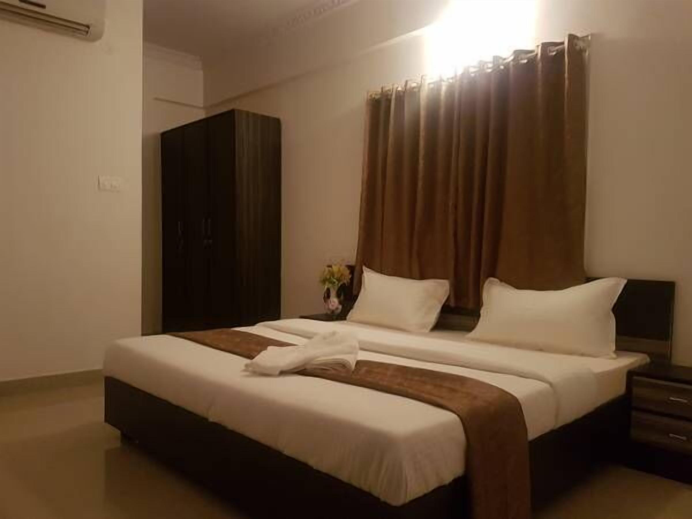 Desk, rollaway beds, free WiFi