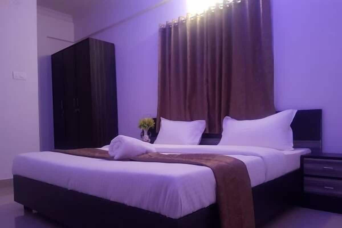 Desk, rollaway beds (surcharge), WiFi (free)