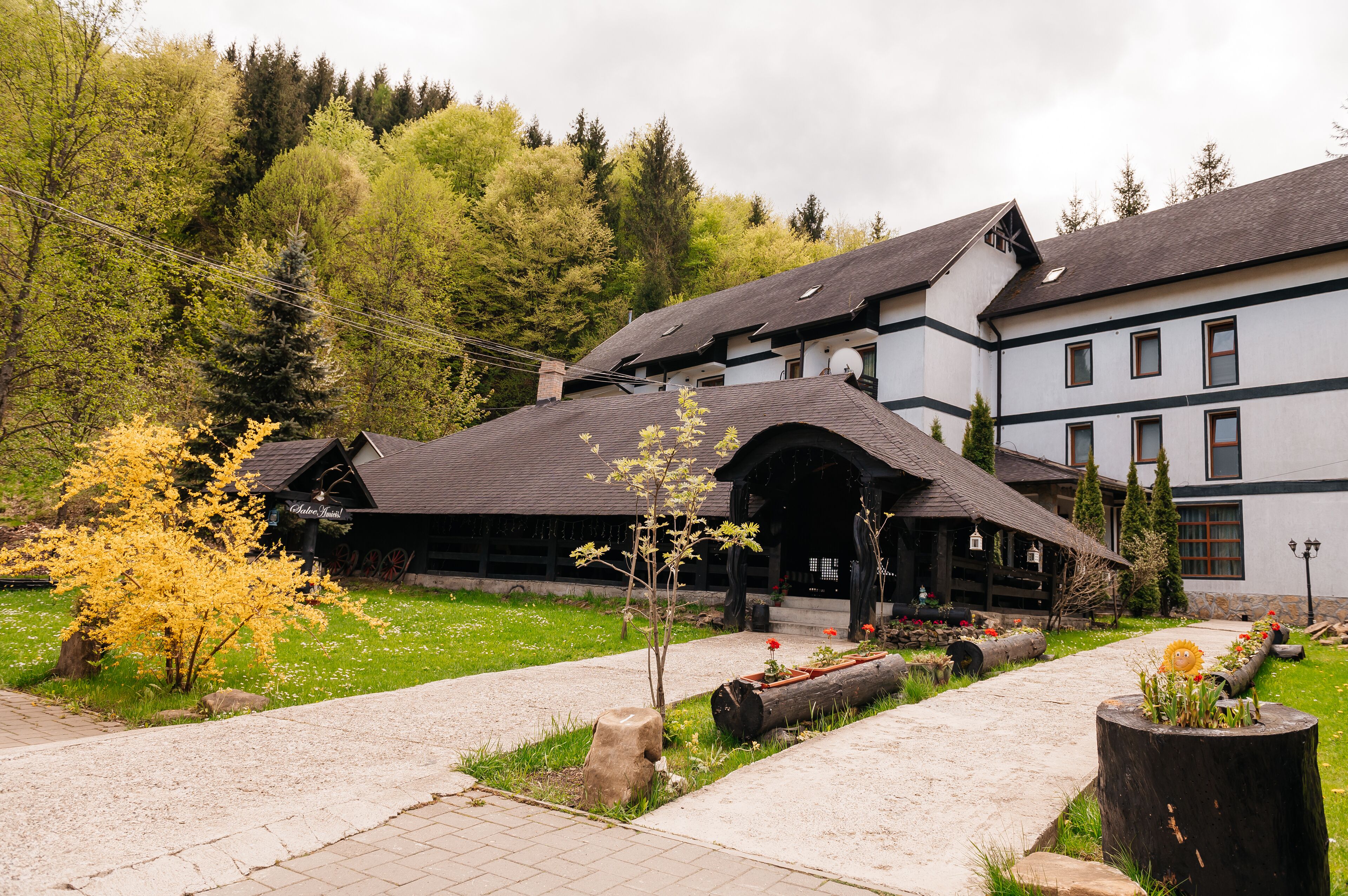Un edificio con uno stile architettonico tradizionale, caratterizzato da un portico e un'ampia finestra al piano superiore.