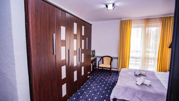 Chambre avec lits jumeaux (Caters to guests age 55 and up) | Bureau, Wi-Fi gratuit