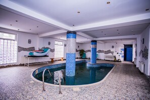 室內游泳池，提供日光浴躺椅