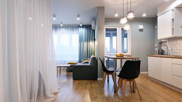 Apartemen Desain, 1 kamar tidur, dapur, pemandangan sungai (57 Oktyabrskaya street) | Area keluarga | Televisi LCD 40-inci dengan saluran TV digital dan TV