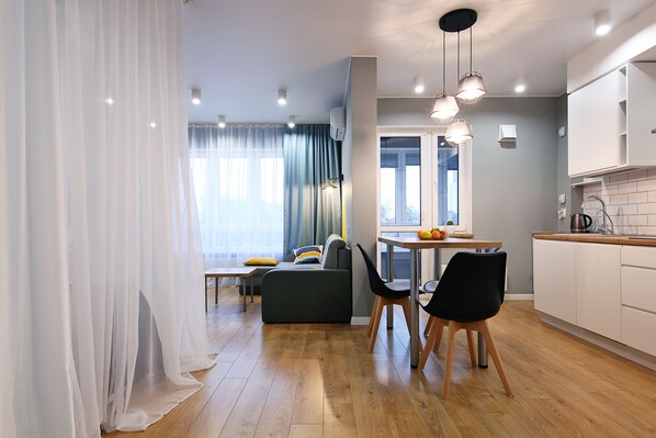 Appartement Design, 1 chambre, cuisine, vue fleuve (57 Oktyabrskaya street) | Coin séjour