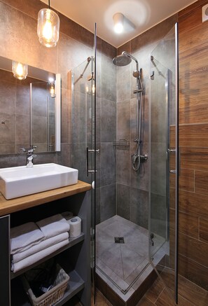 Apartemen Desain, 1 kamar tidur, dapur, pemandangan sungai (57 Oktyabrskaya street) | Kamar mandi | Shower, perlengkapan mandi gratis, pengering rambut, dan handuk