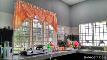 Family Bungalow, 3 Bedrooms, Accessible, Smoking | Dapur peribadi | Peti sejuk/penyejuk beku saiz penuh, dapur, pembancuh kopi/teh 