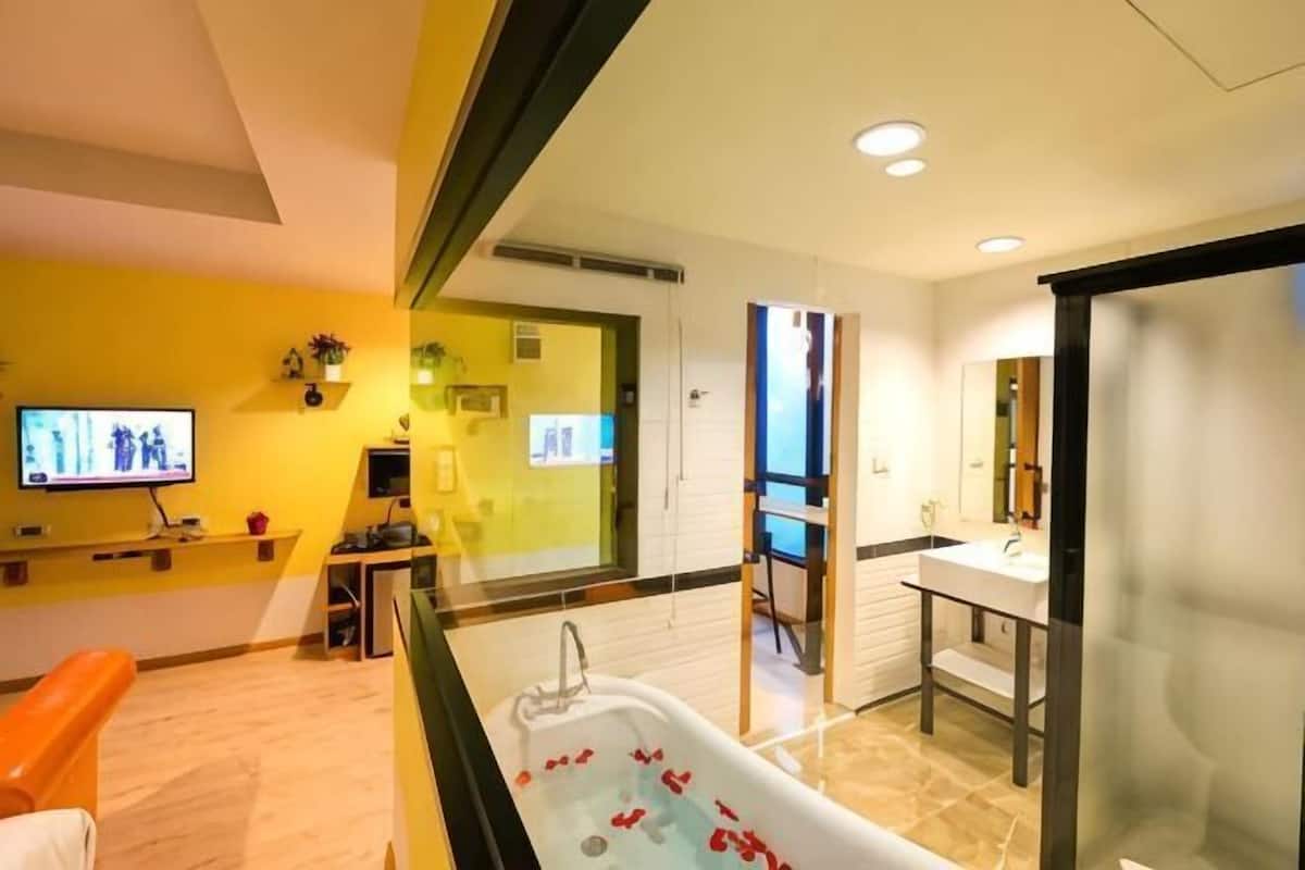 Un baño moderno con bañera, lavabo y zona de ducha.