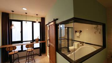 Premium Double Room | Bathroom | Free toiletries, hair dryer, towels