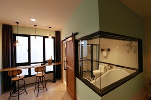 Habitación Premium doble | Baño | Artículos de higiene personal gratuitos, secador de pelo y toallas