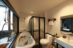 Two Bedroom Suite with Bathtub  | Bathroom | Free toiletries, hair dryer, towels - Adagio Bangkok (Bangkok)