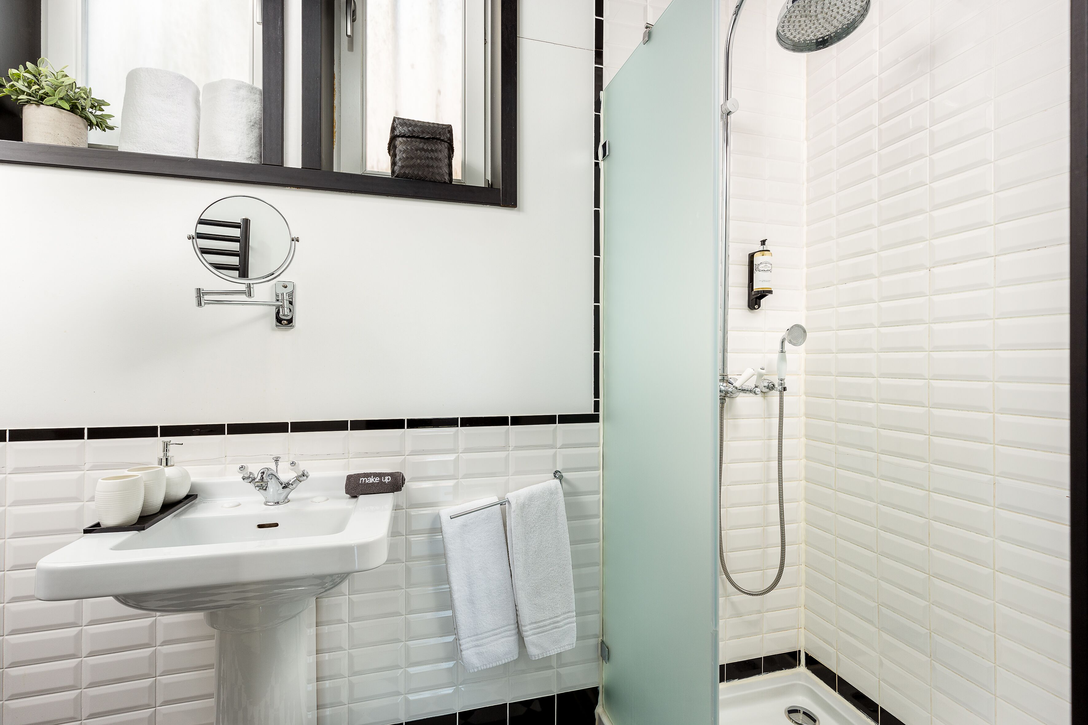 standard studio (torre 2) | bathroom | shower, free toiletries, hair dryer, towels