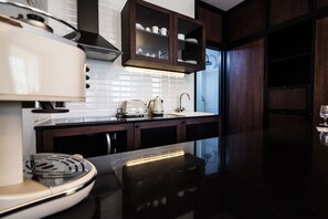 Standard Studio (Torre 1) | Private kitchen | Fridge, microwave, oven, stovetop - YOUROPO - Torre (Porto)