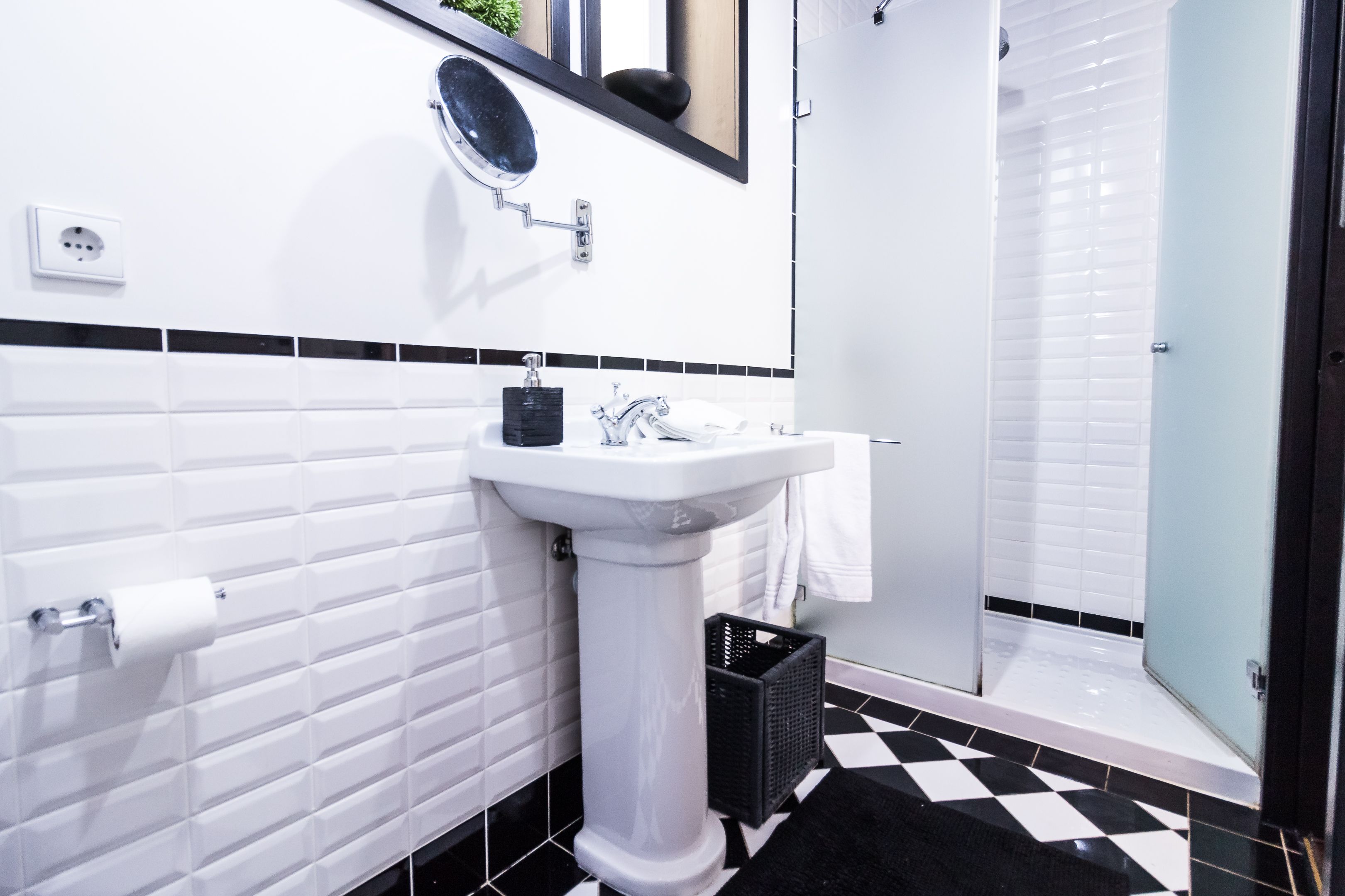 standard studio (torre 1) | bathroom | shower, free toiletries, hair dryer, towels