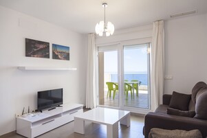 浴缸、吹风机、坐浴桶、毛巾