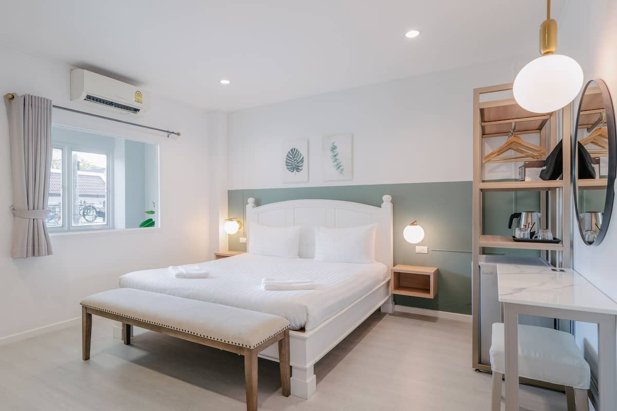 Deluxe Double Room, City View-Not allow check in after 6PM | Caja de seguridad en la habitación y escritorio