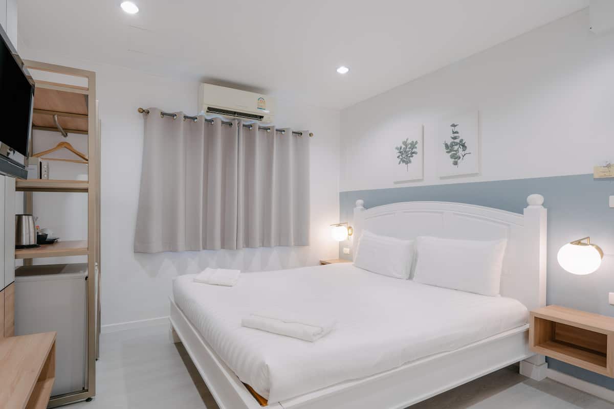 Standard Double Room-Not allow check in after 6PM | Caja de seguridad en la habitación y escritorio