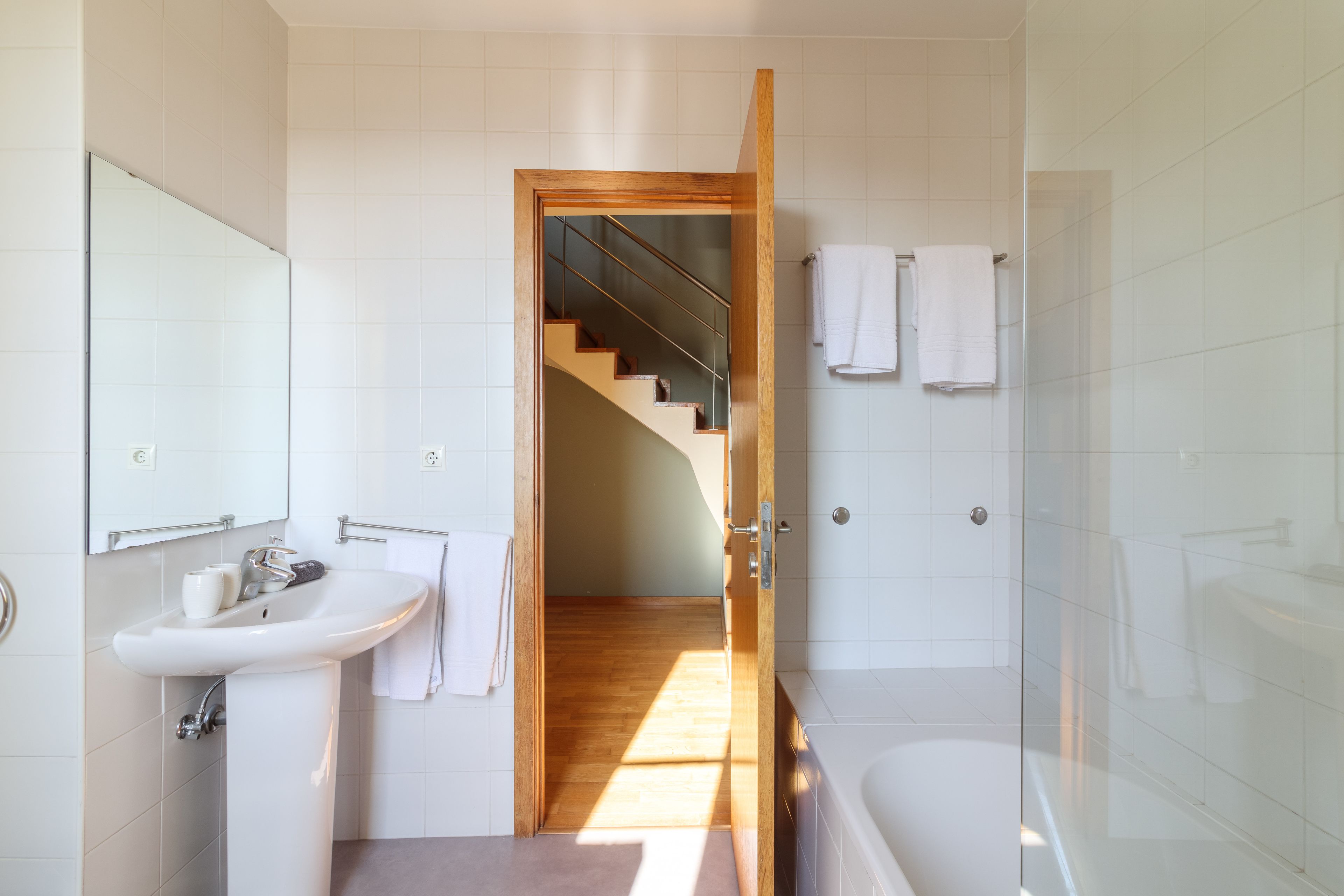 superior apartment (clérigos 3b) | bathroom | bathtub, free toiletries, hair dryer, bidet