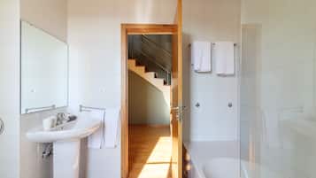 Appartement Supérieur (Clérigos 3B) | Salle de bain | Baignoire, articles de toilette gratuits, sèche-cheveux, bidet
