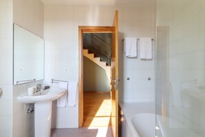 Apartamento superior (Clérigos 3B) | Baño | Bañera, artículos de higiene personal gratuitos, secador de pelo y bidé