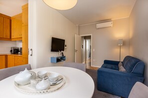 Appartamento Standard, 1 camera da letto (Clérigos 1) | Area soggiorno | TV 32 pollici con canali via cavo