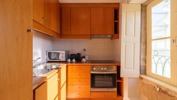 Superior Apartment (Clérigos 3B) | Private kitchen | Fridge, microwave, stovetop, espresso maker