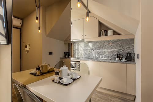 Estudio Deluxe (Clérigos 2B) | Cocina básica privada | Frigorífico, microondas, placa de cocina y máquina de café espresso
