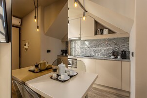 Deluxe Studio (Clérigos 2B) | Private kitchenette | Fridge, microwave, stovetop, espresso maker