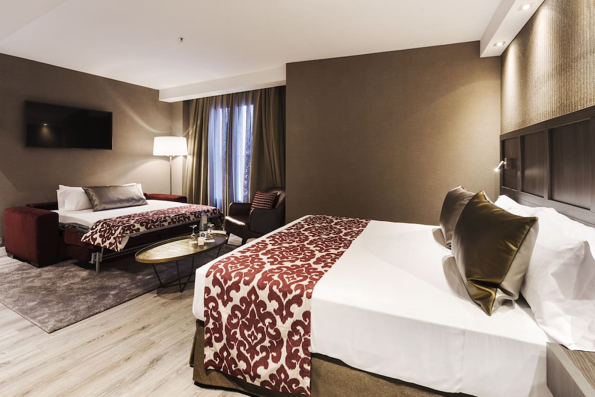 Minibar, odada kasa, masa, güneşlik/perde