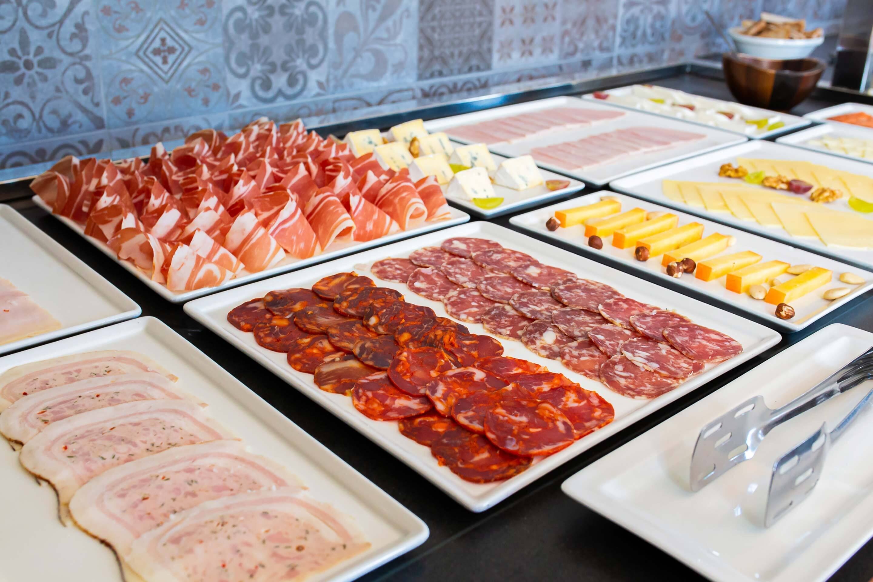 En buffet med forskelligt kød og oste.
