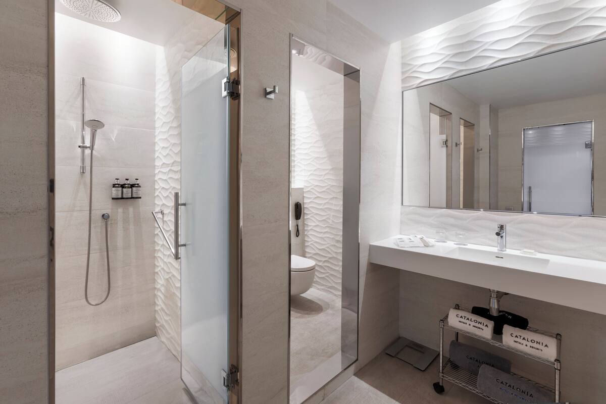 eco-friendly toiletries, hair dryer, towels