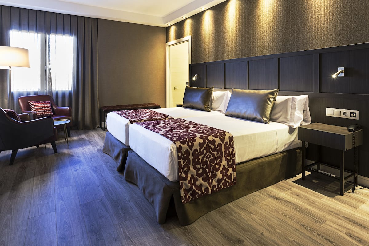 Minibar, odada kasa, masa, güneşlik/perde